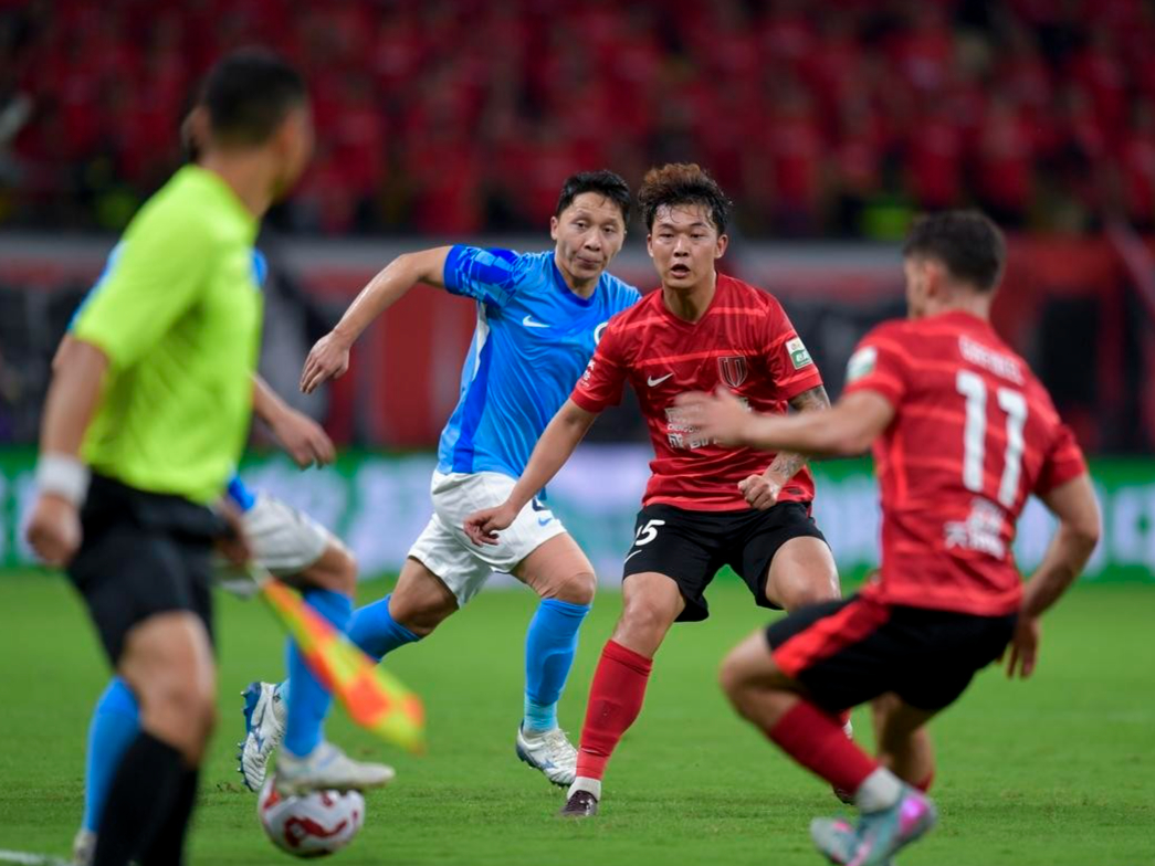 爱游戏平台关于成都蓉城训练开放日;今夜官宣签约引欢呼;德甲在即;球队文化再被提及的信息