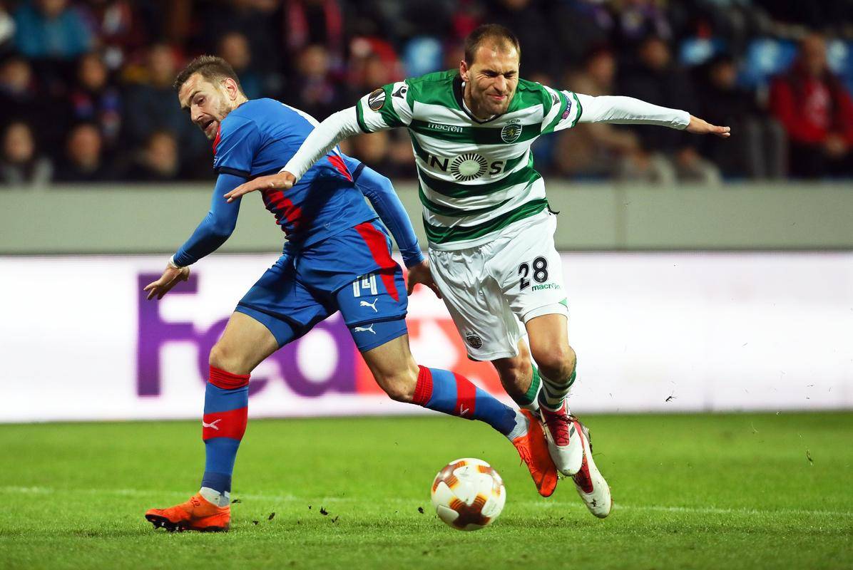 爱游戏下载包含今夜葡超焦点战;辽宁本钢绝杀压哨;底气十足;轮换策略成焦点的词条